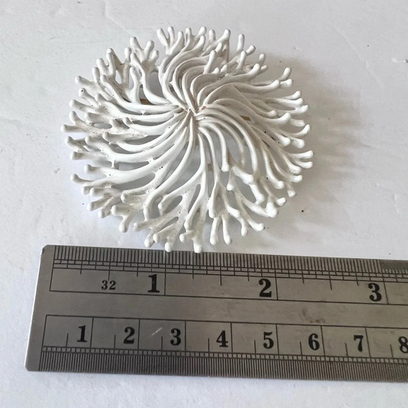 Vintage~ Crown Trifari~ White Enamel Lacy Coral Metal Brooch. - Picture 5 of 7